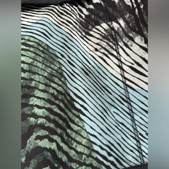 Lululemon 2016 Seawheeze Tracker Short, size 6
Secret Society  Tofino Teal - Picture 14 of 15